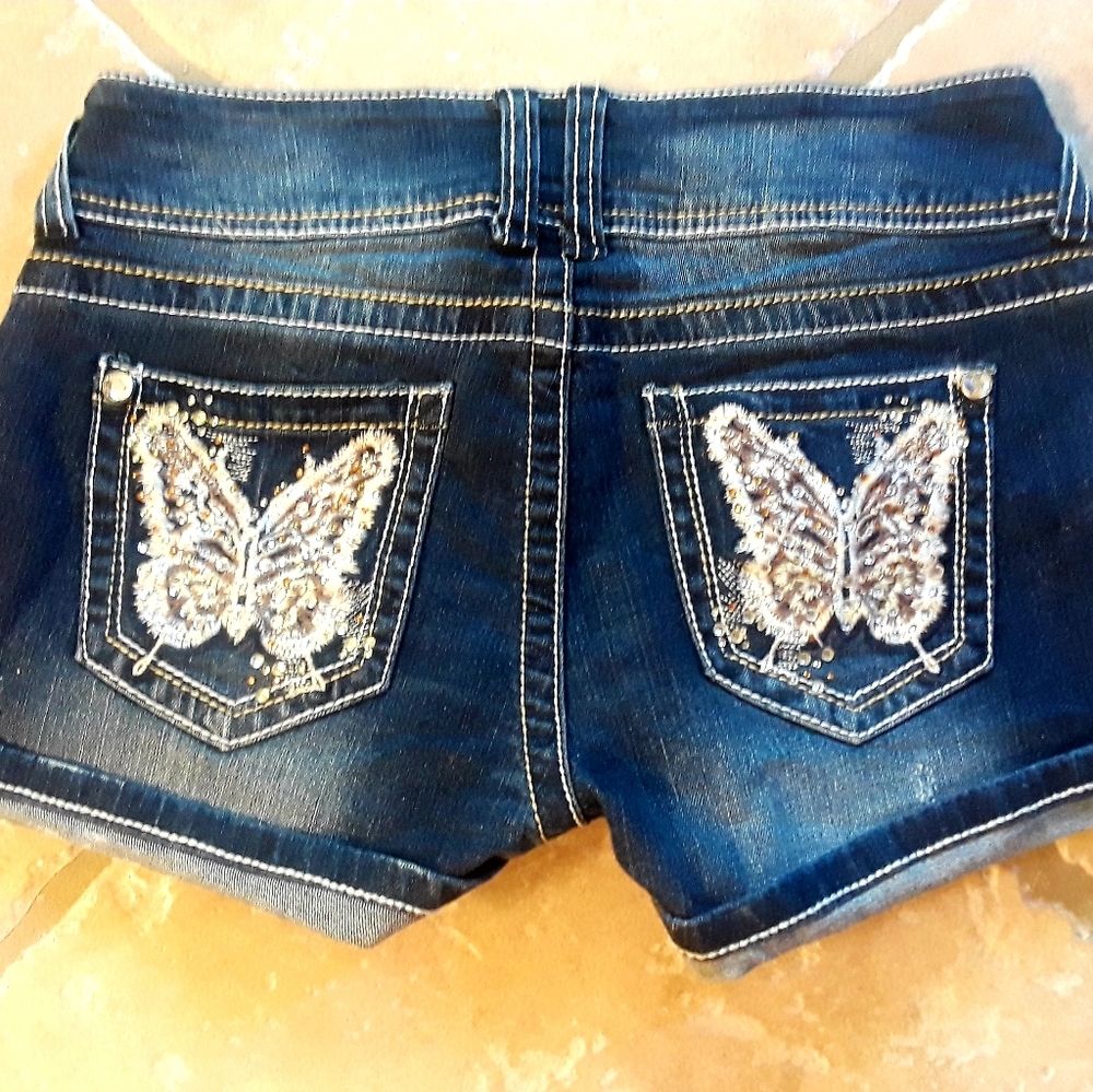 Cuffed jean shorts with detailed back pockets